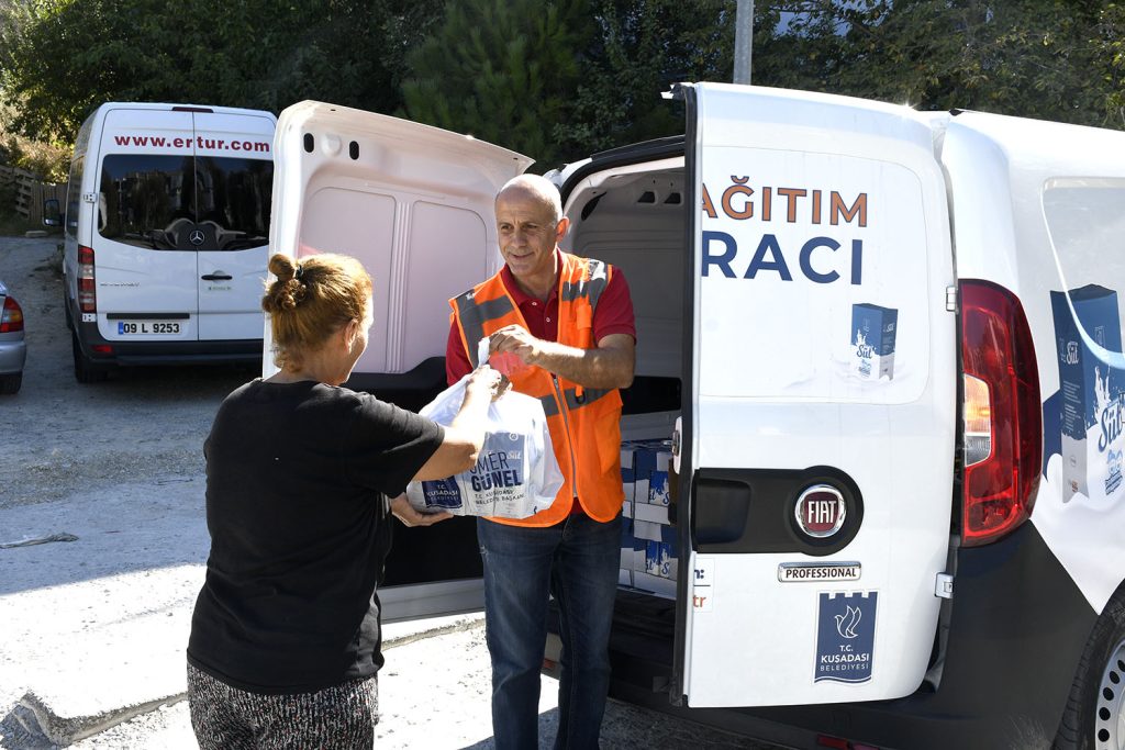 Kuşadası Belediyesi Çocuklara Süt Desteği Sağlamaya Devam Ediyor