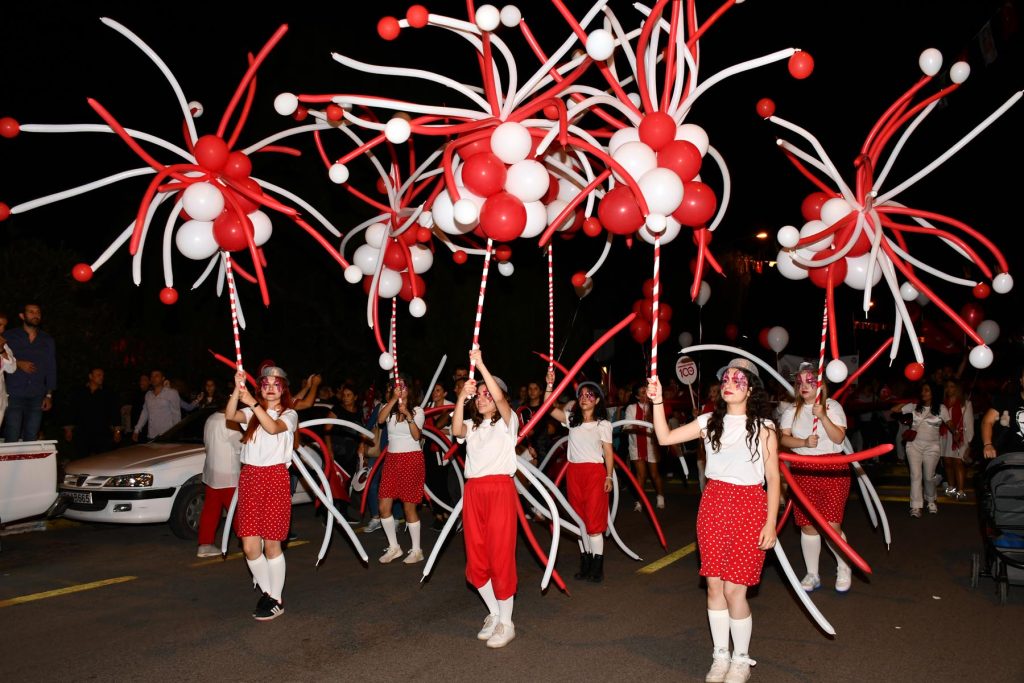 Kuşadası’nda 35 Bin Kişilik Dolu Dizgin Cumhuriyet Korteji