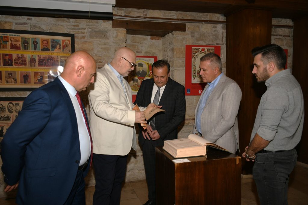 Kuşadası Belediyesi Cumhuriyet’in 100. Yılına Özel Sergi Düzenledi
