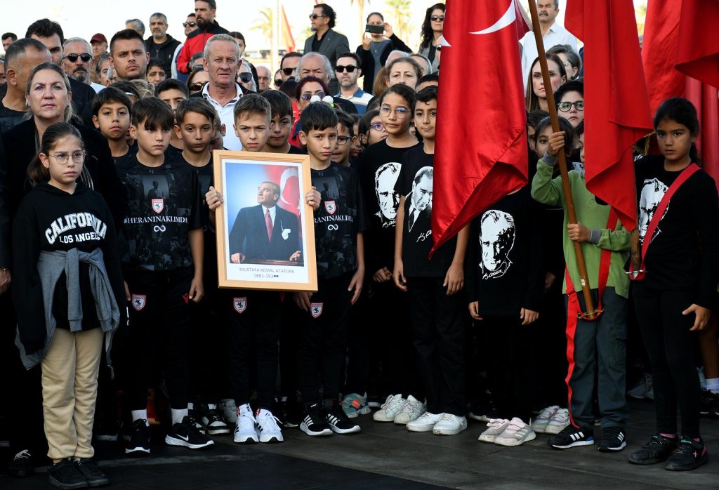 Ulu Önder Atatürk Kuşadası’nda Saygıyla Anıldı