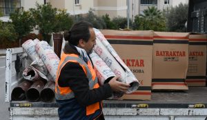 Kuşadası Belediyesi İhtiyaç Sahibi Aileleri Kış Günü Yalnız Bırakmadı