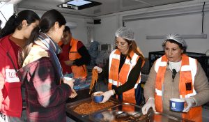 Kuşadası Belediyesi’nden Soğuk Günlere İnat Sıcak İkramlar