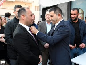 Kuşadası’nda CHP’ye Katılan İYİ Partililere Rozetleri Takıldı