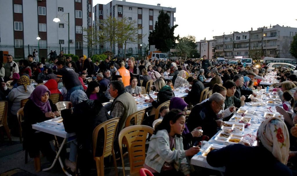Kuşadası Belediyesi’nden Ramazan Boyunca İftar Yemeği