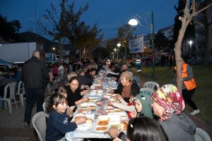 Kuşadalılar İkiçeşmelik Mahallesinde İftar Sofrasında Buluştu