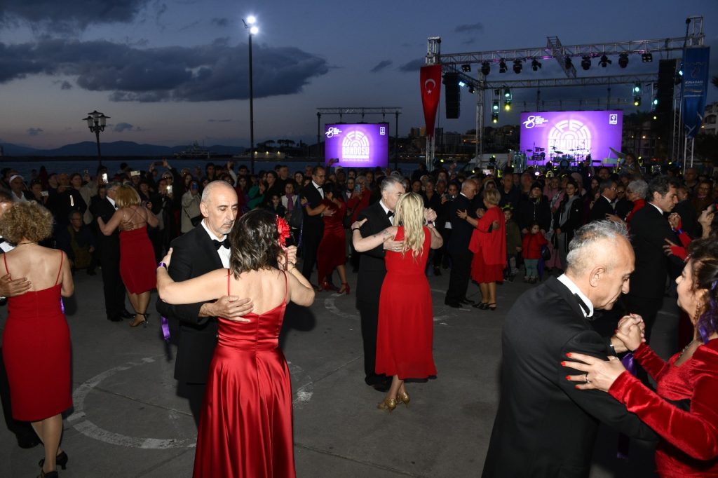 Kuşadası’nda 8 Mart Dünya Emekçi Kadınlar Günü Kutlamaları Efes Bandosuyla Taçlandı