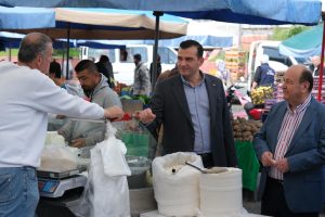 Pehlivan ile Özakcan Semt Pazarını Ziyaret Etti