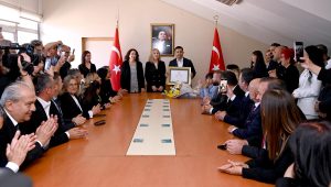 Ömer Günel Mazbatasını Hemşehrilerinin Coşkusuyla Aldı