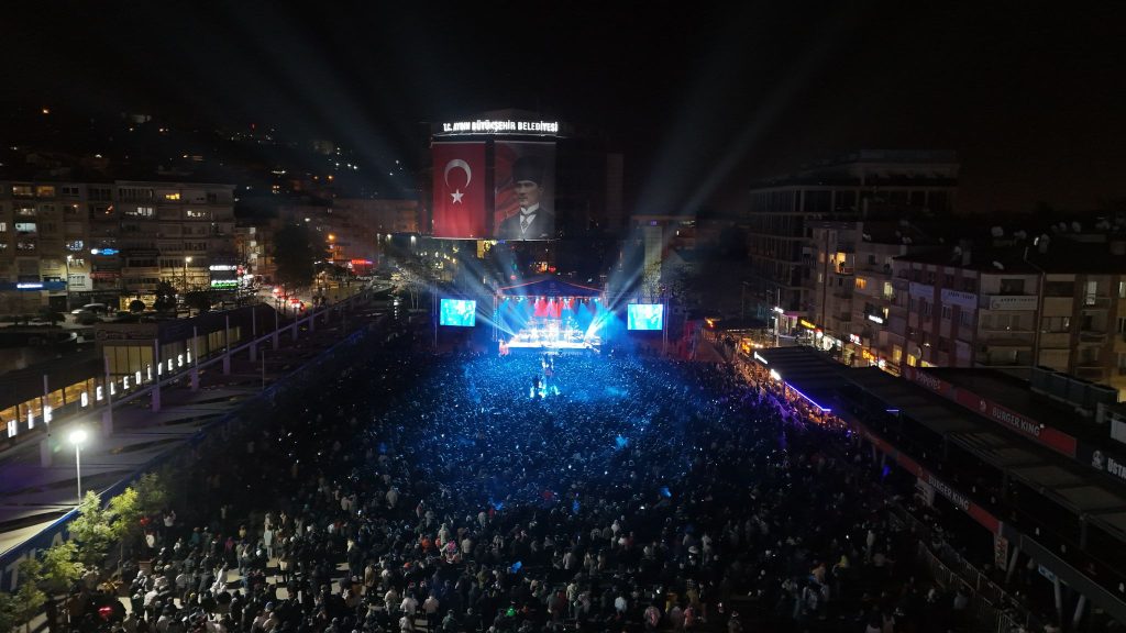 BAŞKAN ÇERÇİOĞLU AYDINLILARA UNUTULMAZ BİR YENİ YIL COŞKUSU YAŞATTI