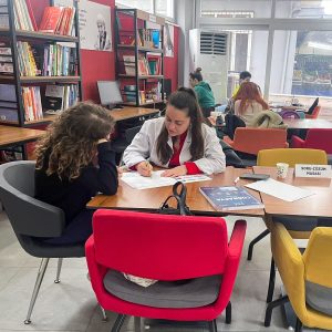 BAŞKAN YETİŞKİN’DEN EĞİTİMDE BÜYÜK ADIM: KİTAP KAFELERDE ÜCRETSİZ SORU ÇÖZÜMÜ BAŞLADI
