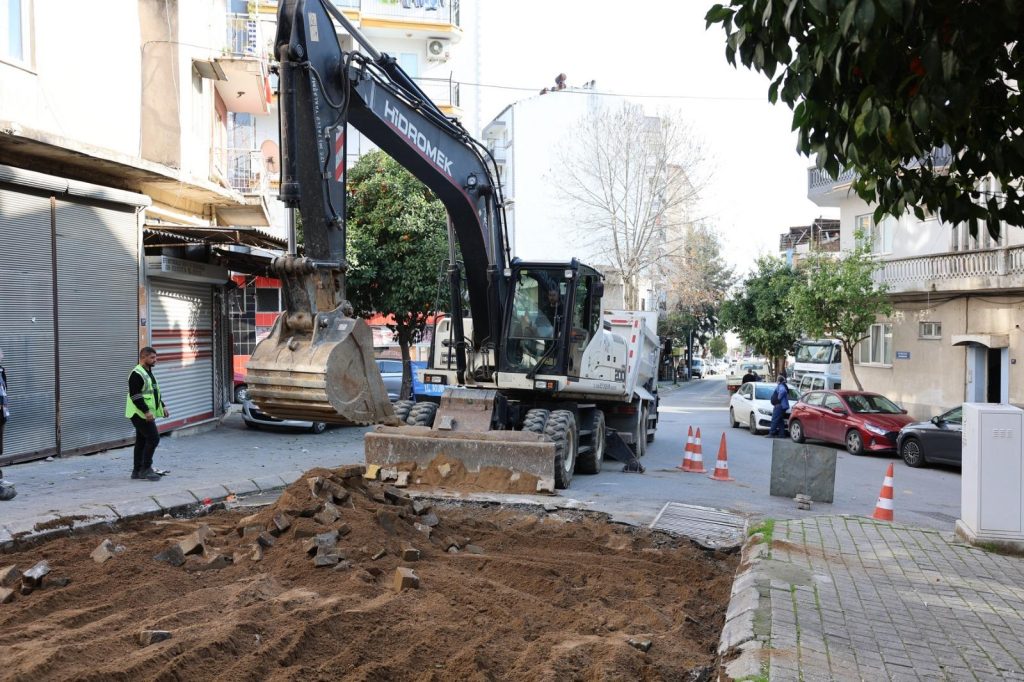 BAŞKAN ÇERÇİOĞLU EFELER’İN YOLLARINI YENİLİYOR Başkan Çerçioğlu: 17 İlçemizde Çalışmalarımızı Sürdürüyoruz
