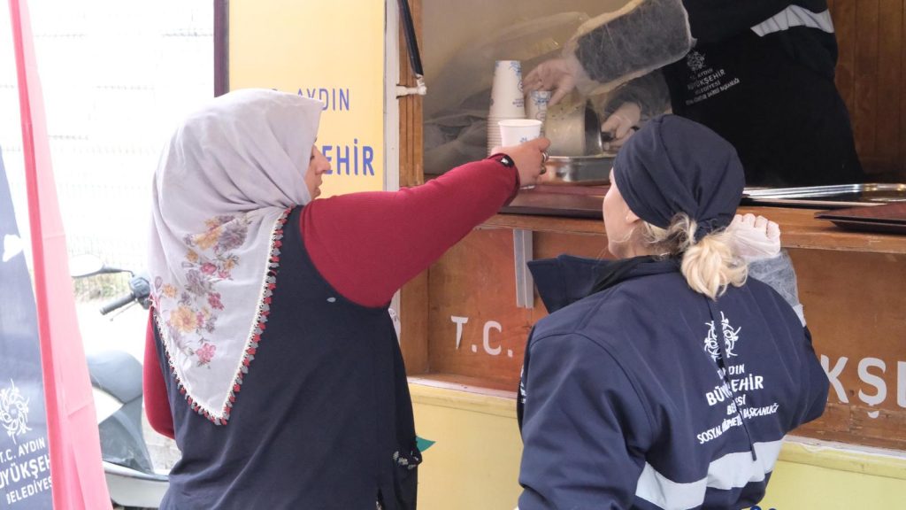 BAŞKAN ÇERÇİOĞLU VATANDAŞLARA VE PAZARCI ESNAFINA SICAK ÇORBA İKRAMINA DEVAM EDİYOR