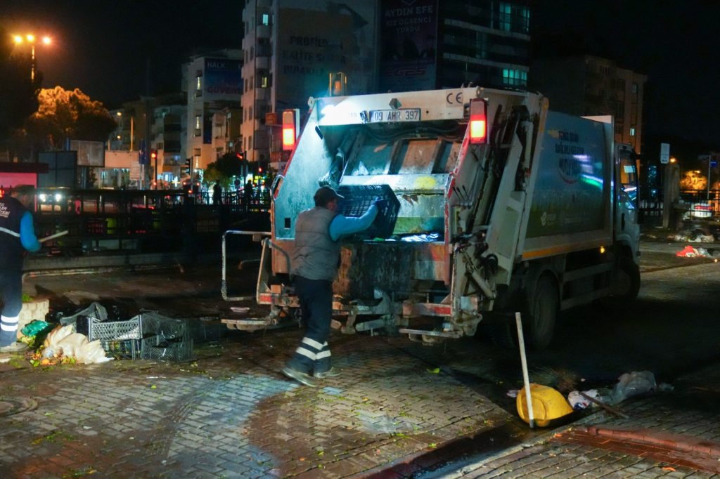 EFELER’İN EKİPLERİ TERTEMİZ BİR KENT İÇİN ÇALIŞIYOR