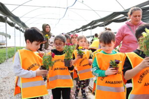 BAŞKAN ÇERÇİOĞLU’NUN ÇALIŞMALARI İLE MİNİK ÖĞRENCİLER DOĞA SEVGİSİNİ ÖĞRENİYOR