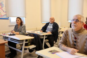BAŞKAN ÇERÇİOĞLU’NUN ÇALIŞMALARI İLE HER YAŞTAN AYDINLI İNGİLİZCE ÖĞRENİYOR