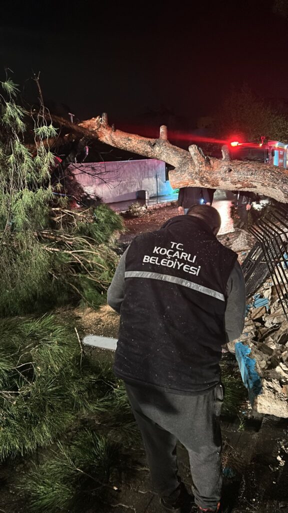 Koçarlı meydana gelen Şiddetli Yağış ve Fırtına Sonrası Ekipler Harekete Geçti