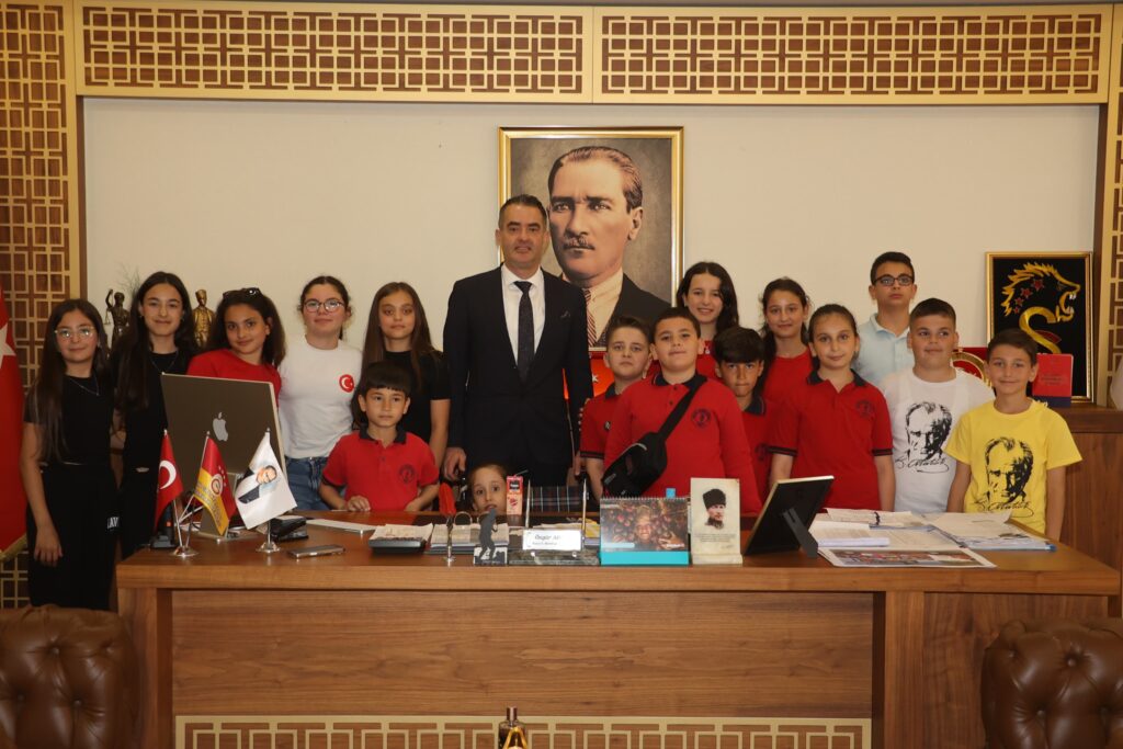 Başkan Arıcı makamını çocuklara emanet etti.