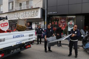 Söke Belediyesi Zabıta Ekipleri ve Emniyet güçleri kaldırım işgallerini önlemek için yaptığım kapsamlı denetim çalışmasını bu kez farklı noktalarda sürdürdü.