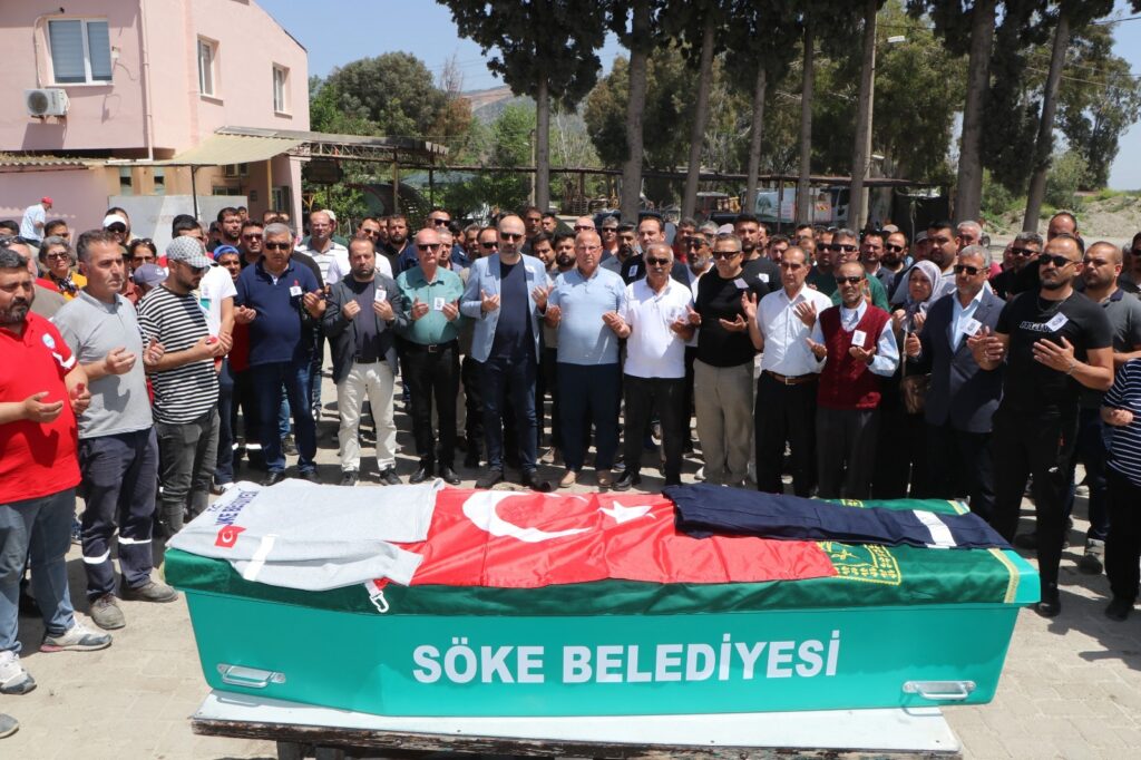 Elim Kazada hayatını kaybeden Söke Belediyesi işçisi Mehmet Öz toprağa verildi.