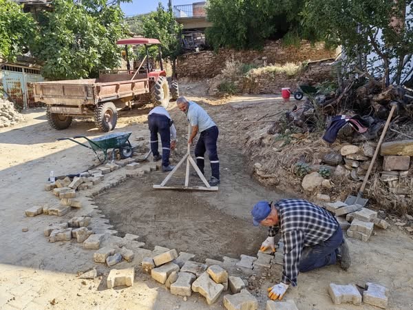 Karacasu’da yol çalışmaları devam ediyor