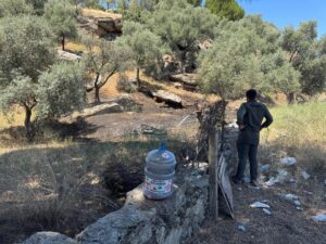 Kaza sonrası çıkan yangın, yol kenarına bırakılan su bidonlarıyla söndürüldü