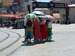 Taksim’de sıcak hava bunalttı; kimisi şemsiyle gezdi, kimisi gölgelik alanda dinledi