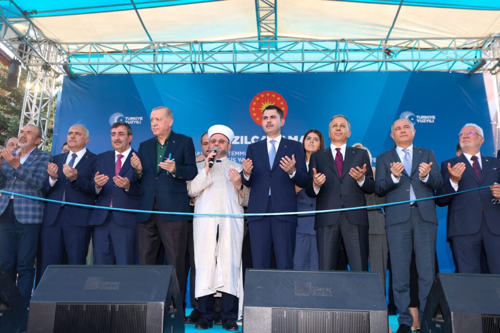 Bakan Kurum: “Bugün bir yandan deprem bölgesinde 250 bin konutu teslim edip, 453 bin hedefine koşarken, diğer taraftan 81 ilimizde on binlerce projeyi yapabilen büyük ve güçlü bir Türkiye var”