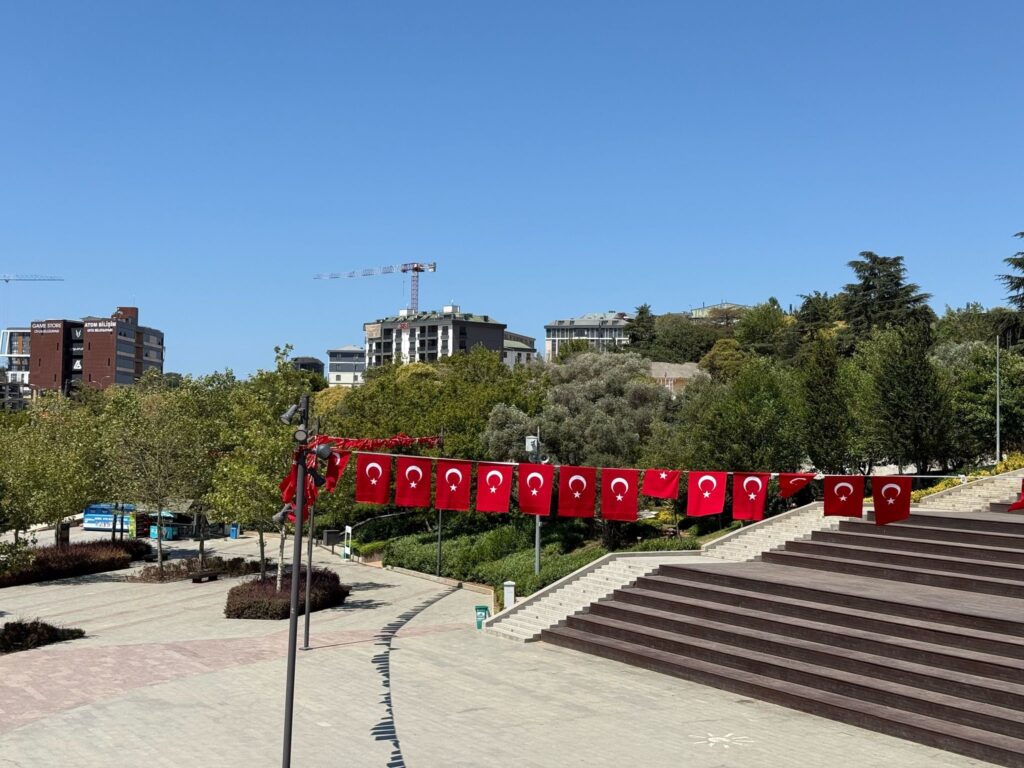 Pendik’te ay yıldızlı birlik mesajı: Caddeler bayraklarla donatıldı