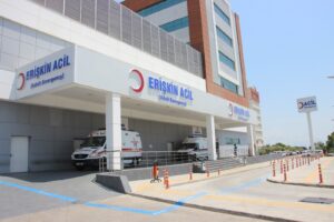 Kar maskeli şahıs çocuğu başından bıçakla ağır yaraladı
