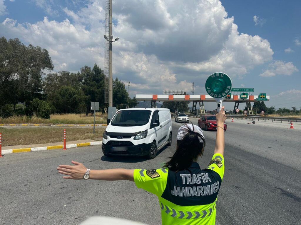 Otobanda yaya olarak kaçmaya çalışan düzensiz göçmen yakalandı