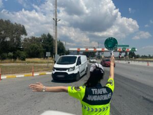 Otobanda yaya olarak kaçmaya çalışan düzensiz göçmen yakalandı