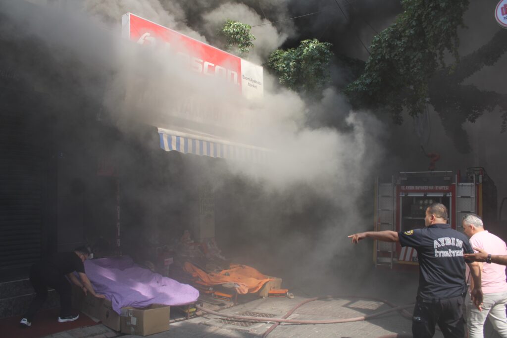 Çarşıyı duman sardı, göz gözü görmedi