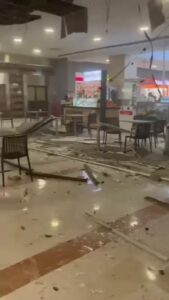 Beylikdüzü’nde AVM’nin yemek katının asma tavanı çöktü