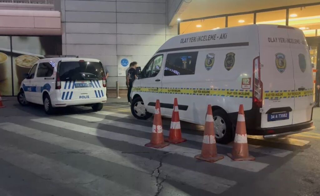 Beylikdüzü’nde AVM’nin yemek katının asma tavanı çöktü: 1 kişi yaralandı