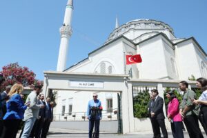 Cumhurbaşkanı Erdoğan: “Bu hafta içerisinde Putin’le ve Trump’la görüşmeler yapmak suretiyle bu liderleri bir araya İstanbul’da getirebilir miyiz, bunun gayreti içerisinde olacağız”