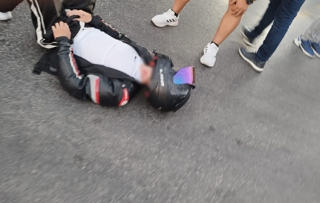 Ters yönden dönüş yapan araç motosikletle çarpıştı: 2 yaralı