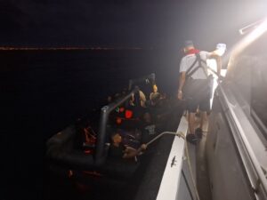 Kuşadası açıklarında 21 düzensiz göçmen kurtarıldı