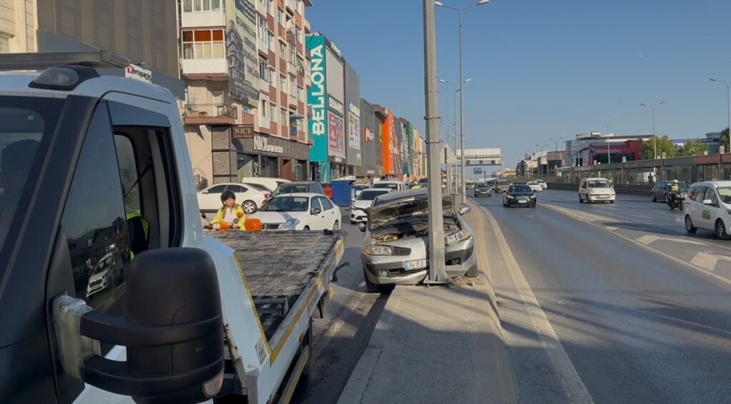 Avcılar E-5 yan yolda refüje çıkan araç elektrik direğine çarptı