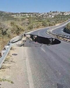 Söke-Kuşadası Karayolu’nda yol çöktü