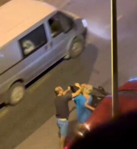 Kuşadası’nda ilginç kavga, 2 kadın bir erkek mahalleyi ayağa kaldırdı