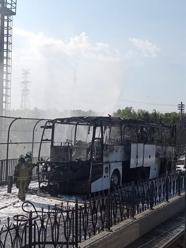 Sultangazi’de servis otobüsü alevlere teslim oldu