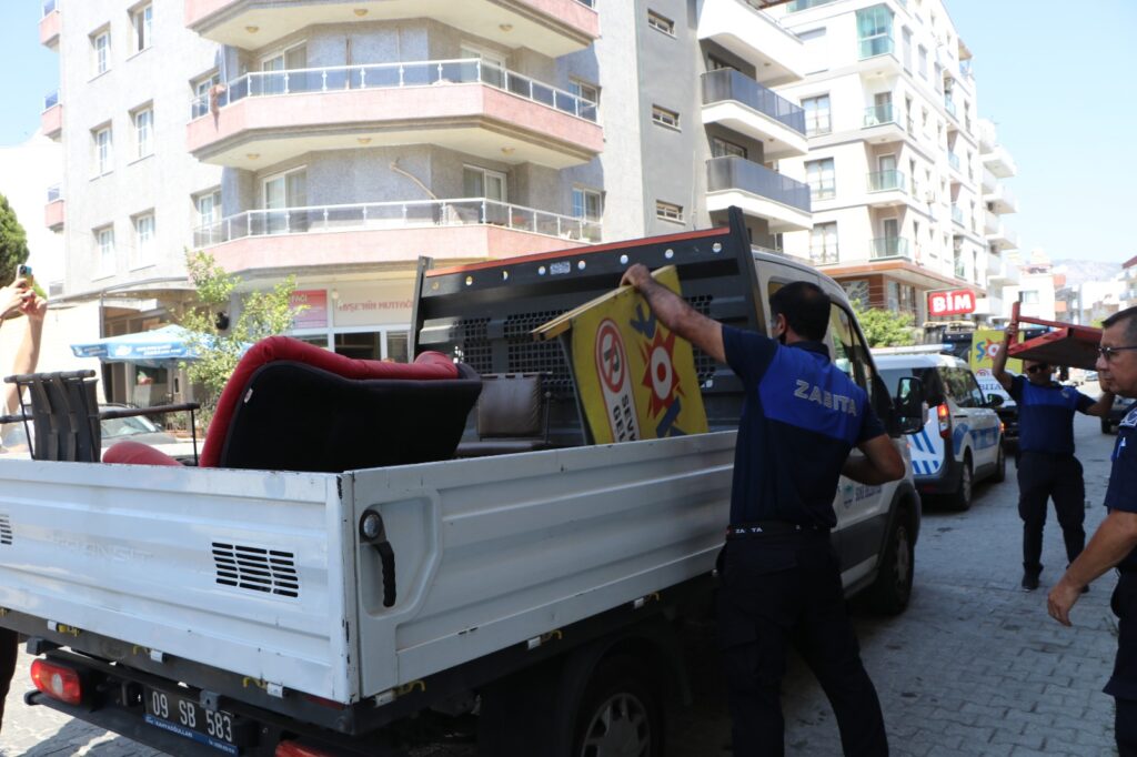 Söke Belediyesi Zabıta Müdürlüğü, kaldırım işgallerine karşı denetimlerini aralıksız sürdürüyor.