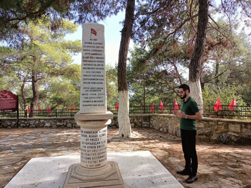 BAŞKAN ÖZSU GÖZPINAR ŞEHİTLERİNİ DUALARLA ANDI.