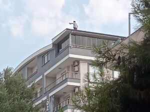 Didim’de çatıya çıkan şahsı polis ikna etti
