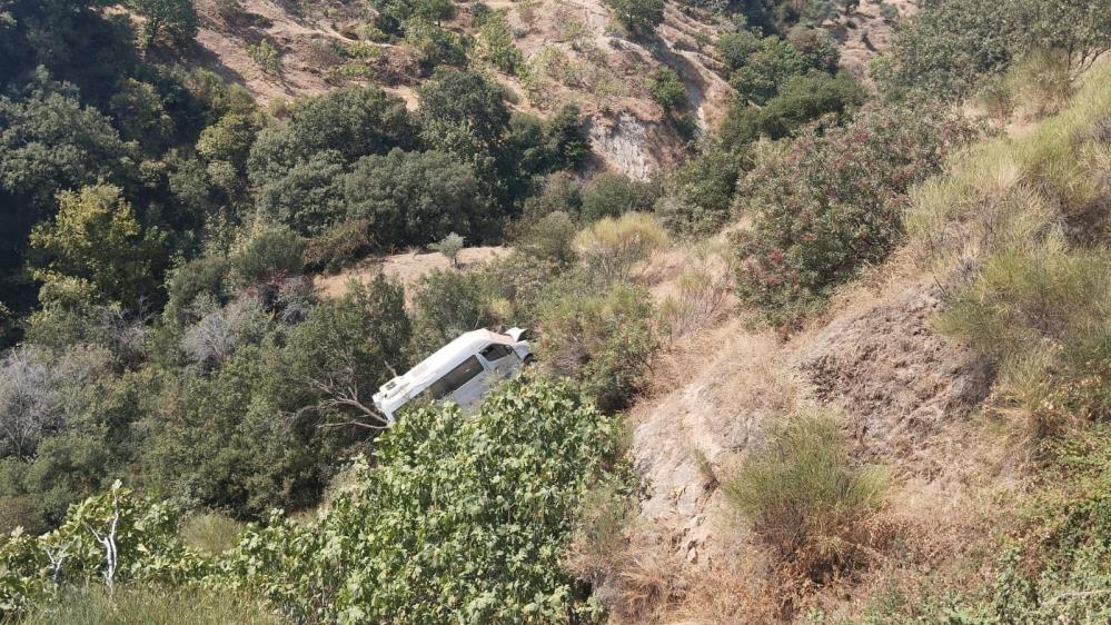 Aydın’da öğrenci servisi yoldan çıkıp uçuruma sürüklendi