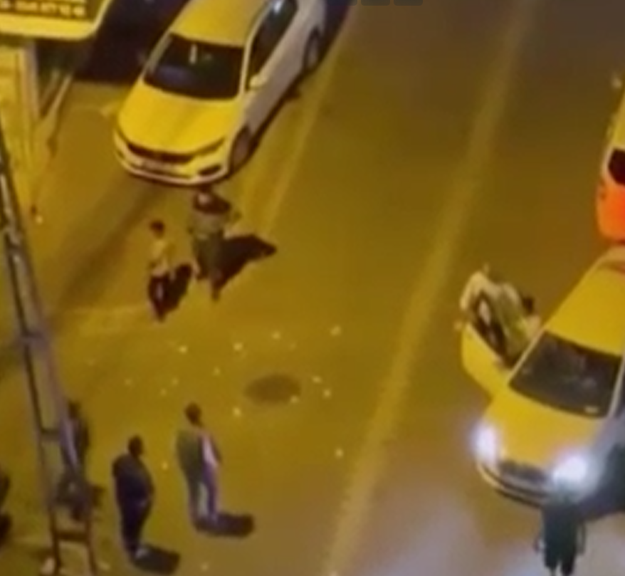 Esenyurt’ta sokakta koşan kişi, otomobili yumruklayarak kaçtı