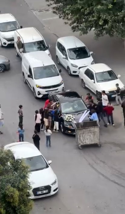 Düğün konvoyunun önünü çöp konteyneri ile kestiler, zarfı alınca yol verdiler