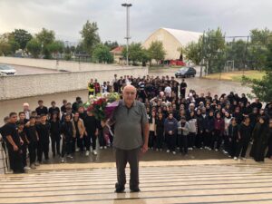 Mezun olduğu okulda 40 yıl görev yapan öğretmen ağlatan törenle emekli oldu