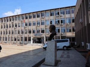 Kuşadası’nda 17 yıl hapis cezası ile aranan şahıs yakalandı