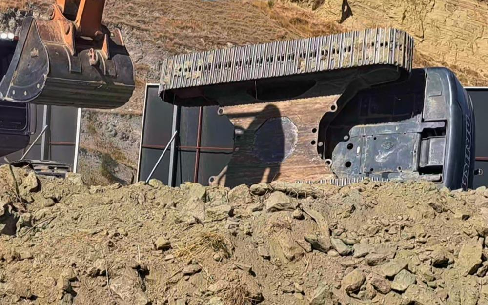 Söke’de iş makinesi devrildi: 1 yaralı